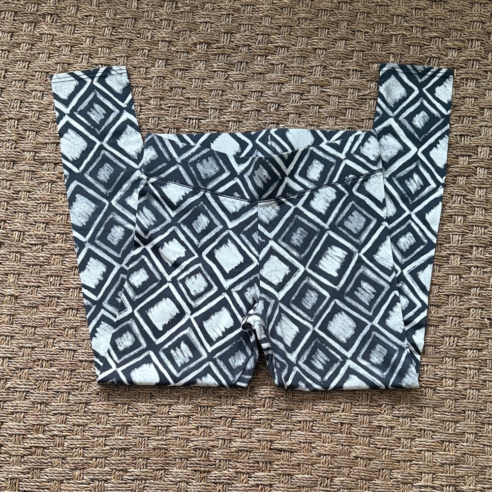 Aerie Stylish Gray Patterned Geometric Leggings